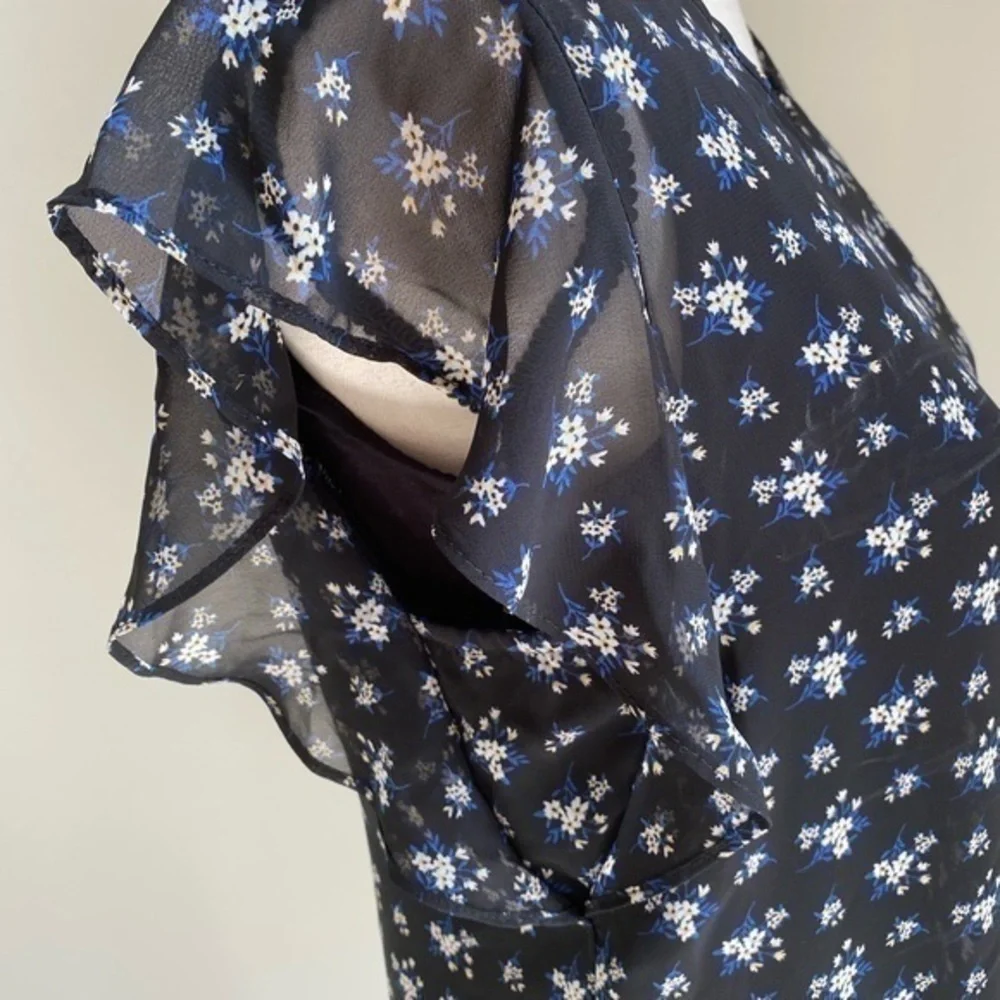 NWT Vince Camuto Floral Flutter Sleeve Blouse S - Picture 2 of 6